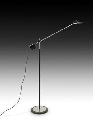 une photo en noir et blanc d'une lampe posée sur un pied