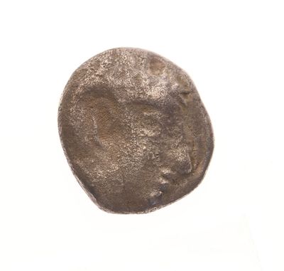 l'image d'une pièce de monnaie sur une surface blanche