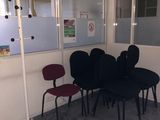 une pièce avec des chaises et une table à l'intérieur