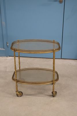 chariot de service en métal doré et en verre, muni de roulettes