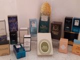 une grande variété de parfums sur le comptoir
