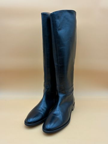 Paire de bottes en cuir noir. Taille : 41. État neuf