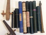 beaucoup de vieux livres et un couteau sur la table