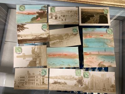 de nombreuses cartes postales anciennes exposées dans une vitrine