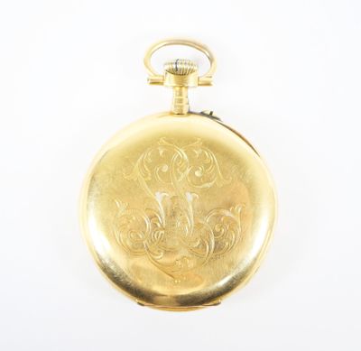 l'image d'une montre de poche en or posée sur une surface blanche