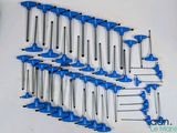 un grand nombre d'outils posés sur une table