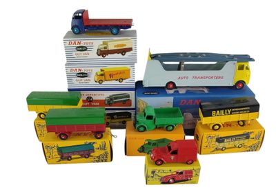 une pile composée de nombreux types différents de camions miniatures