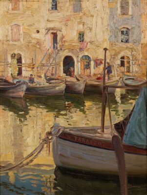 une peinture représentant un bateau sur l'eau, avec un bâtiment en arrière-plan