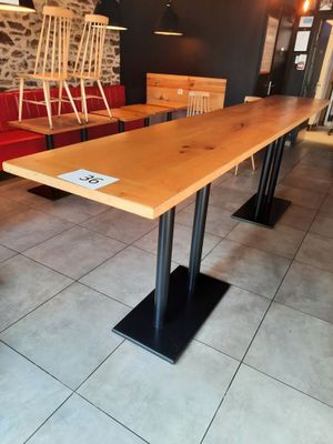 des tables et des chaises dans un restaurant, avec un mur en pierre en arrière-plan
