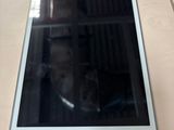 une tablette posée sur une table à côté d'un téléphone portable