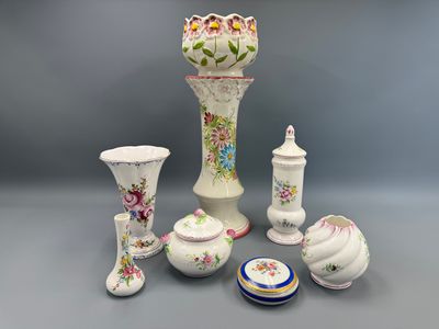 de nombreux types de vases et de bols sur la table