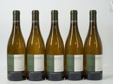 six bouteilles de vin sont alignées sur une surface blanche