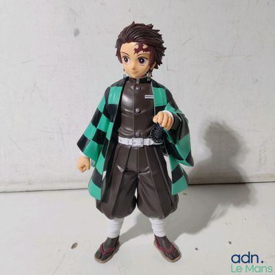 figurine d'anime représentant un jeune homme vêtu d'une tenue verte et noire