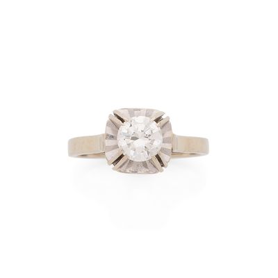 une bague en diamant sertie dans de l'or jaune 18 carats