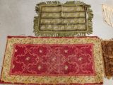 trois tapis sont disposés sur le sol