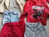 beaucoup de vêtements qui traînent sur le sol