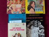 Plusieurs livres pour enfants sont alignés sur une surface violette