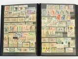 beaucoup de timbres sur les pages d'un livre