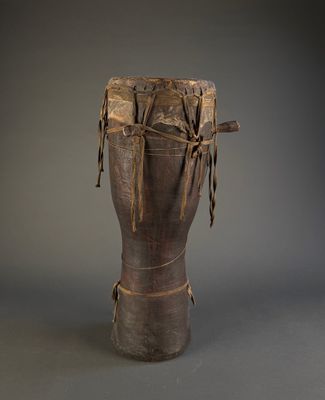 un tambour en bois posé sur une table