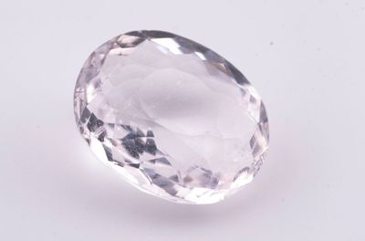 gros plan d'un diamant blanc sur une surface blanche
