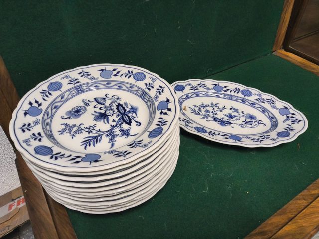 Lot de 12 assiettes et 1 plat ovale en faïence de Bavaria