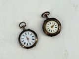 deux horloges posées sur une table