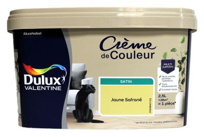 un gros plan sur un pot de peinture sur fond blanc