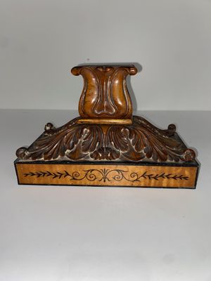 une photo d'un bougeoir en bois posé sur une table
