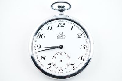 gros plan d'une montre de poche sur une surface blanche