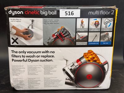 La boîte de l'aspirateur Dyson Cyclone Ball est ouverte.