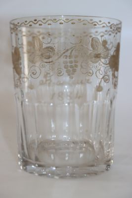 un verre transparent orné d'un motif doré