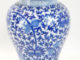 un vase bleu et blanc avec un couvercle sur fond blanc