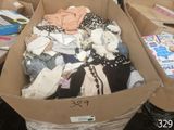 un carton rempli de vêtements sur le sol