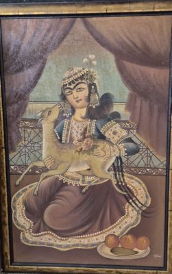 tableau encadré représentant une femme avec un oiseau sur l'épaule