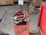 deux bacs rouges contenant des outils, dans un garage