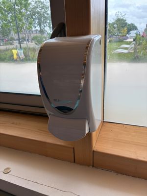 un chat assis sur le rebord d'une fenêtre, regardant dehors