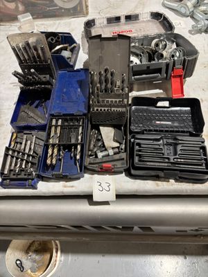 de nombreux outils posés sur une table