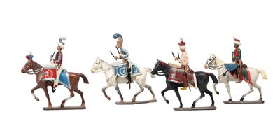 cinq figurines représentant des hommes à cheval sur fond blanc