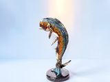 une statue représentant un poisson posé sur un socle