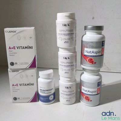 Plusieurs types de vitamines sont posés sur une table