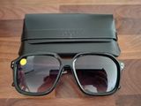 une paire de lunettes de soleil posée sur une table à côté d'un étui