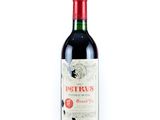 bouteille de vin rouge sur fond blanc sur fond blanc