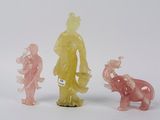 trois figurines représentant une femme et deux éléphants