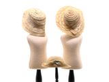 deux mannequins surmontés de chapeaux