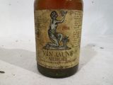 une bouteille de vin posée sur une table