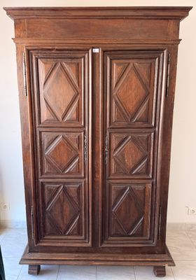 une armoire en bois surmontée de deux portes