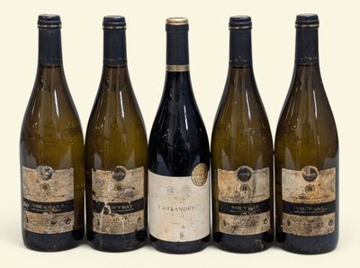 six bouteilles de vin sont alignées sur une surface blanche