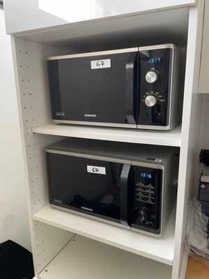 deux micro-ondes posés sur une étagère dans la cuisine