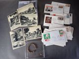 beaucoup de vieilles cartes postales et une bague posées sur une table