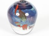 un vase en verre orné d'un motif de poisson